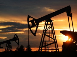 Цены на нефть снижаются после максимального за последние три года роста