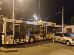 В Кривом Роге, из-за "героя парковки", пассажиры толкали троллейбус