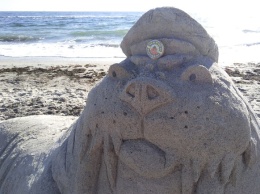 Три тонны песка: на Ланжероне создали самую большую скульптуру моржа