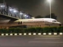 Пассажирский самолет застрял под мостом (видео)