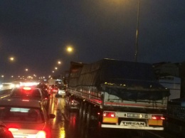 Обильные дожди с градом на севере Турции заблокировали движение автотранспорта