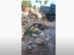 Морпехи 198-го учебного центра ВМСУ в Николаеве грузят строительный мусор вместо учебы (ВИДЕО)