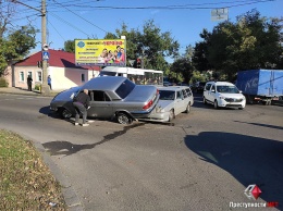 В центре Николаева Volvo протаранила "Волгу", пострадали три человека (ВИДЕО)