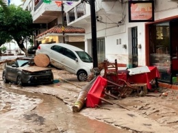 В Италии из-за ливней и наводнений приостановили местные выборы, а в Мексике затоплено более 3,5 тысяч домов (ВИДЕО)