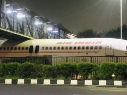 В Индии пассажирский самолет застрял под пешеходным мостом