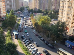 Обитатели столичных Позняков возмущены введением платных парковок на ряде улиц