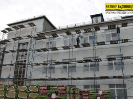 Новая крыша и утепленный фасад: в Изюме ремонтируют лицей