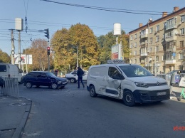 В Днепре на Титова столкнулись Citroen и «Таврия»: видео момента ДТП