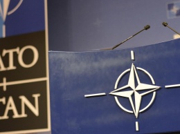 НАТО вышлет восемь сотрудников миссии России при альянсе