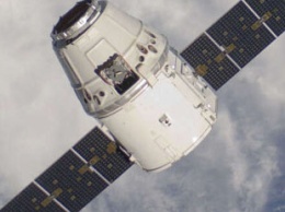 Космический корабль SpaceX создал красочное шоу на орбите Земли (Фото)