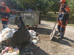 В Запорожье продолжают уничтожать контейнеры для бытовых отходов