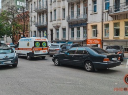 В Днепре на Воскресенской Mercedes сбил женщину на переходе: поиск свидетелей