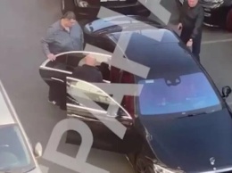 Депутат Юзик с трудом влез в новый Mercedes S-Class (видео) | ТопЖыр