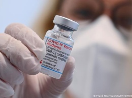Финляндия приостановила вакцинацию молодых мужчин вакциной Moderna