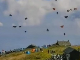 В Китае десятки торговых палаток оказались в небе