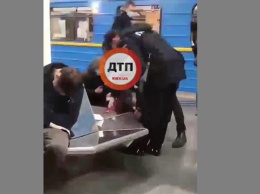 В метро Киева серьезно ранили пассажира