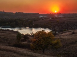 Запорожский фотограф показал осенний закат над Хортицей