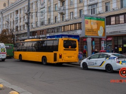 В Днепре в 101-ой маршрутке мужчина материл водителя и хватался за руль: пострадала женщина