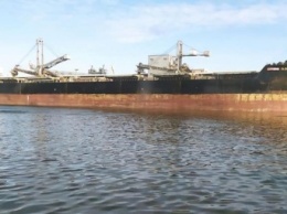 Лоцманы завели в николаевский порт сухогруз рекордной длины