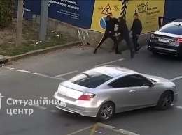 В центре Днепра пешеход подрался с водителем Ford: видео момента