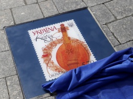 Подарок филателистам: на Подоле открыли аллею почтовых марок
