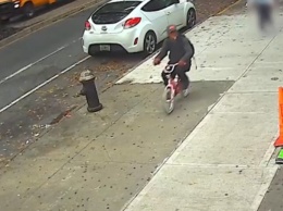 В США вор ограбил 10-летнюю девочку и сбежал на ее розовом детском велосипеде (видео)