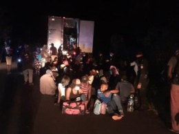 Полиция Гватемалы спасла 126 мигрантов из брошенного грузовика