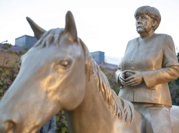 В Германии установили конную статую Меркель (фото)