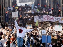 В Брюсселе десятки тысяч защитников климата вышли на митинг