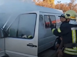 Водитель погиб: на трассе под Днепром вспыхнул микроавтобус (видео)