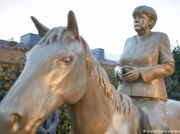 В Германии установили памятник Меркель (фото)