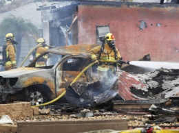 В Штатах самолет упал на жилой квартал, есть погибшие