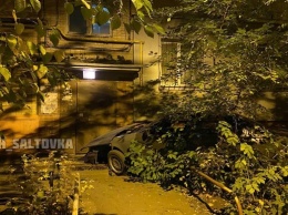 В Харькове пьяный водитель въехал в подъезд дома