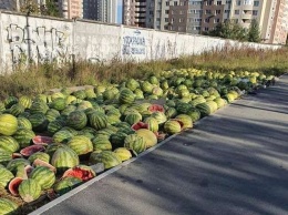В Киеве на Осокорках продавцы бахчевых оставили горы разбитых арбузов