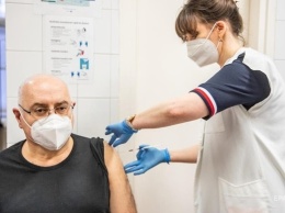 В Литве будут платить €100 пожилым людям за вакцинацию