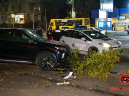 В Днепре на перекресте Калиновой и Путиловской Mitsubishi спровоцировал погоню и врезался в Renault на парковке