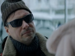 Евгений Цыганов работает «трезвым водителем» в трейлере сериала «Везет»