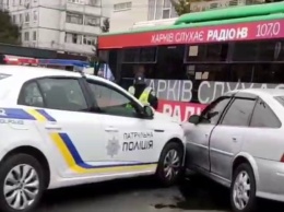 На Салтовке машина полиции врезалась в Opel (видео)