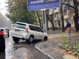 ЧП на Сегедской: машина попала в яму сразу после ремонта дороги