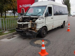 В Днепре на Запорожском шоссе столкнулись фура и маршрутка №20: пострадал мужчина