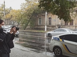 Хотел вернуть любимую: в Одессе выходец из Азии пырнул ножом бывшую и ее коллегу (видео)