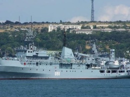 Поврежденный корабль ВМС буксируют в Одессу