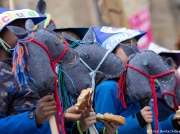 Скачки на игрушечных лошадках в память о Вестфальском мире (фото)