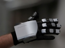 Новая смарт-перчатка приносит осязание в виртуальную реальность