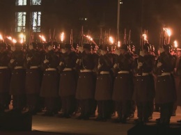 "Возрождение старых военных традиций": немецкие солдаты провели факельное шествие перед бундестагом