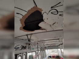 В скоростном трамвае проломили потолок: разыскивают свидетелей акта вандализма