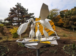 Чтобы защитить птиц: в одесском парке открыли скульптуру семейства аистов
