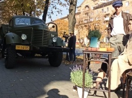 На главном проспекте Запорожья припарковали автомобиль из культового фильма и устроили показ картины