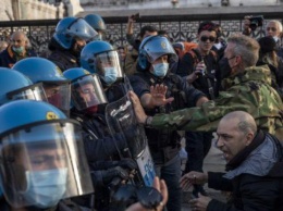 Италию накрыли протесты из-за обязательных COVID-сертификатов
