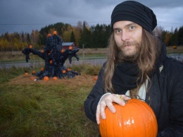 Зачем ждать Хэллоуин? Финскому фермеру удается продавать свои овощи благодаря тыквенному парку (ВИДЕО)